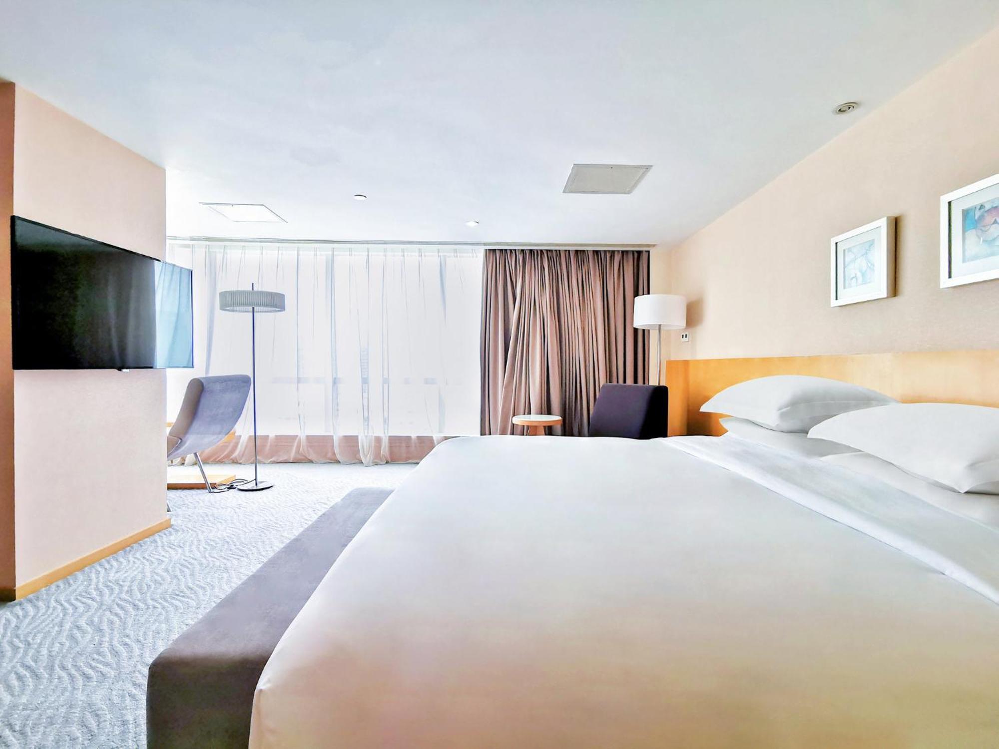 Crowne Plaza Zhuhai City Center By Ihg - Offers Free One-Way Shuttle To Chimelong Ocean Kingdom Buitenkant foto